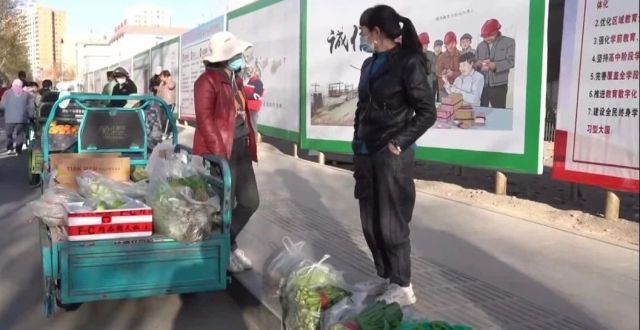 政务直通车｜摆摊不要“太任性”伊州区开展乱摆乱放专项整治_腾讯新闻