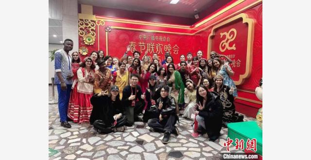 腕铃在春晚舞台摇响：突尼斯姑娘舞动China Fun_腾讯新闻