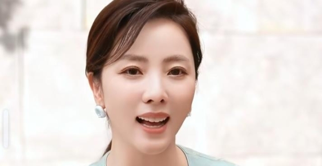 李思思分享成长感悟，淡绿新中式上衣配低马尾，知性优雅又漂亮_腾讯新闻