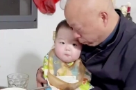 爷爷紧紧抱着大孙子吃饭，宠爱溢出屏幕，“这大胖孙谁不喜欢啊”_腾讯新闻