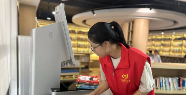 北山西湖书房里，有一名敬业的学生志愿者_腾讯新闻