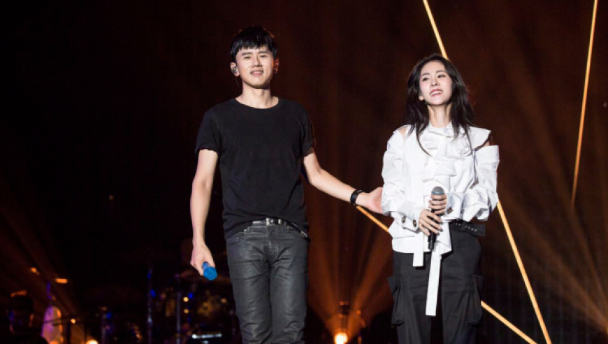 2023国庆档杀疯了,张杰张碧晨献唱《坚如磐石》,周深致敬志愿军