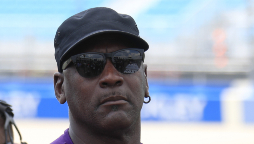 60岁乔丹炸街意大利,路人追随学山羊叫场面搞笑