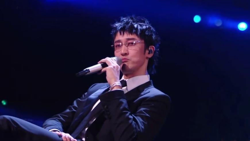 王传君初舞台把作品写进歌词了，唱rap像关谷神奇上身，声音很有质感