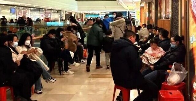 热门餐厅免费排号成黄牛牟利新赛道，有人 5 天赚 40 万，专家称无法精准打击，为什么？现行法律存在哪些漏洞？
