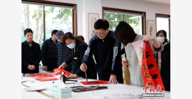 浙江杭州：市民手写春联福字迎新春_腾讯新闻