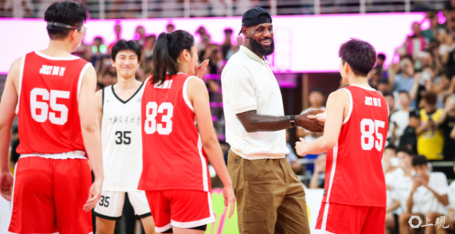 动力图｜NBA球星詹姆斯现身上海交大：勇敢行动就是答案_腾讯新闻