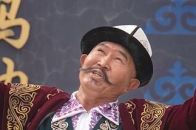 边城见闻|走进史诗玛纳斯诞生地 新疆克孜勒苏柯尔克孜自治州，位于天山南脉与昆仑山北坡交汇处的帕米尔高原东部，地处中国最西部边陲，面积 7.09万平方公里，在这片古老神奇的土地上，史诗玛纳斯传唱千载，这部比荷马史诗还长十几倍的鸿篇巨制，不仅是柯尔克孜族民间文化百科全书，更以鲜活的人物、磅礴的叙事和深邃的内涵，成为世界非物质文化遗产宝库中的瑰宝，今天，请跟人民日报边城见闻栏目一起，走进史诗玛纳斯的诞生地_腾讯新闻