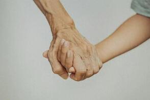 儿子去世老人自采孙子头发鉴定“非亲生”，起诉索赔被驳回，为什么？老人申请再审还可能翻盘吗？