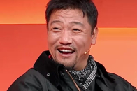 笑有新生丨吃瓜！论新婚女婿阎鹤祥和闫佩伦是怎么陪老丈人看球的_腾讯新闻