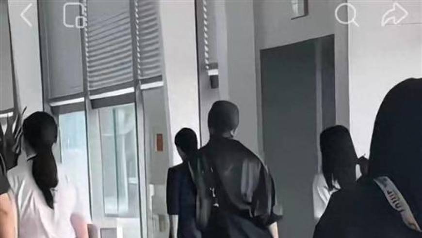 金毛直立行走爬楼梯引争议 网友：主人太无知