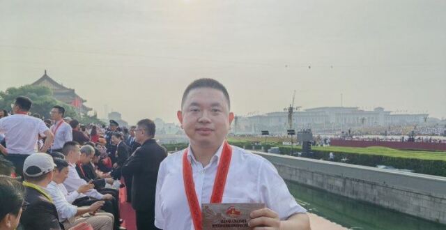 “独臂公仆”张海受邀现场观礼：当国歌唱响时瞬间哽咽，激动且自豪_腾讯新闻