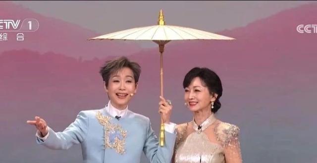 冲上热搜！赵雅芝和叶童春晚同框！网友：泪目了_腾讯新闻