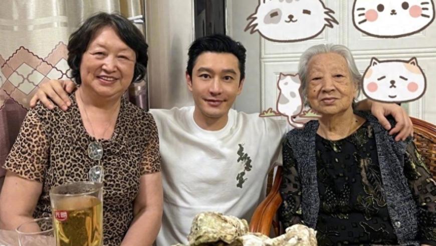 黄晓明回青岛老家聚餐,贴心为儿子照片打码,前妻杨颖疯马秀惹祸上身