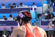 中国香港铁三选手伍泰龙哭了 赛服被扯烂进水致退赛：准备了四年的梦 两分钟就被破坏了_腾讯新闻