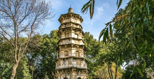 它是武汉地区“最古老”的石塔，相传是镇龙产物，阳光下没有影子_腾讯新闻