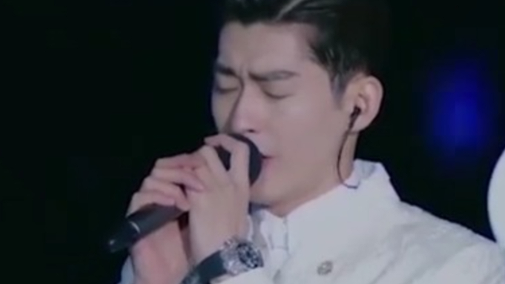 张翰《月光小夜曲》，温柔唱腔搭配抒情旋律，太上头_腾讯新闻