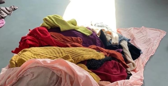 “孤品”直播产业链调查：尾单可能是二手衣，600元一吨就能批发，每件不到一元_腾讯新闻