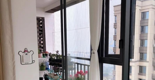 装修时老婆把自家阳台封一半，留一半，完工后，亲戚邻居羡慕晕了！_腾讯新闻