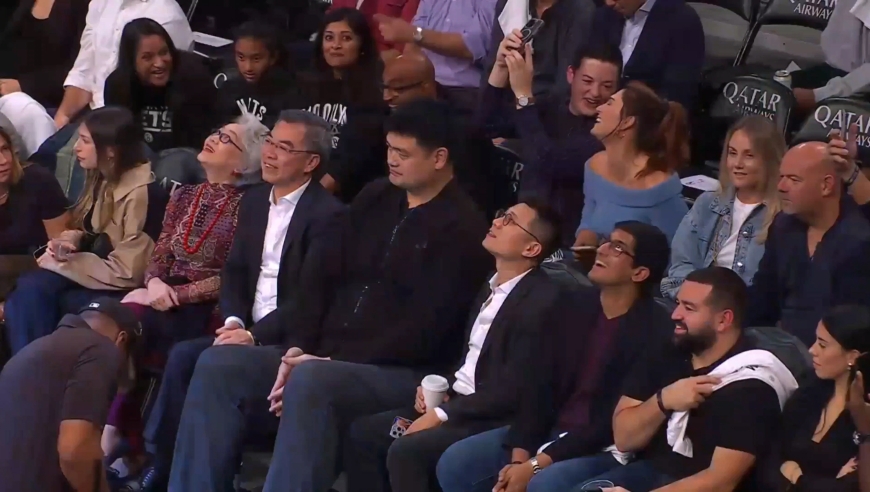 镜头给到他:现场掌声雷动