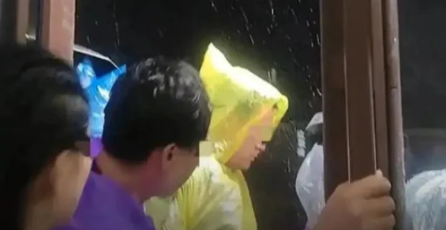 评论1+1：收费避雨？应多角度看待_腾讯新闻
