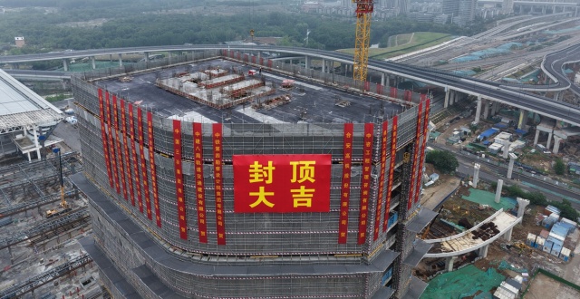 合肥西站综合开发及东广场工程北侧主楼主体结构封顶_腾讯新闻