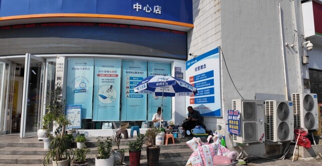 胖东来老店旁缝补摊主：会跟着走