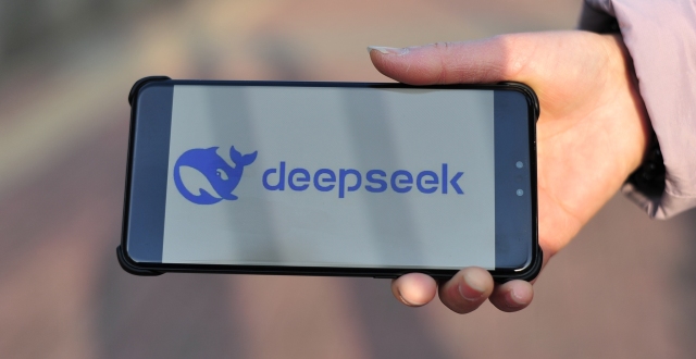 R1一周年，DeepSeek Model 1悄然现身_腾讯新闻
