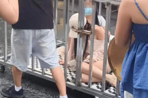 男子纠集8人在公共场所多次摆拍低俗场景，将两女子关铁笼游街，他们分别将面临什么处罚？如何遏制此类摆拍事件？
