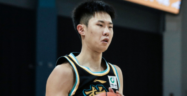 有爱！广厦男篮携总冠军凯旋回杭，赵嘉仁与球队会合高高举起至尊鼎_腾讯新闻