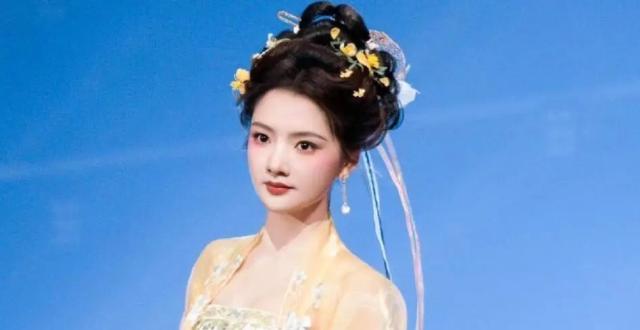 央视网络春晚女明星造型，任敏美出新高度，哈妮克孜化身荷花仙子_腾讯新闻