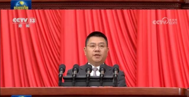 两位民营企业家登上人民大会堂主席台_腾讯新闻