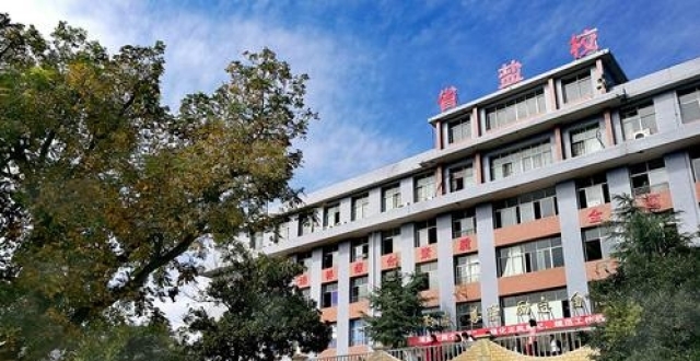 受持续高温影响，四川多所学校推迟新生报到时间_腾讯新闻