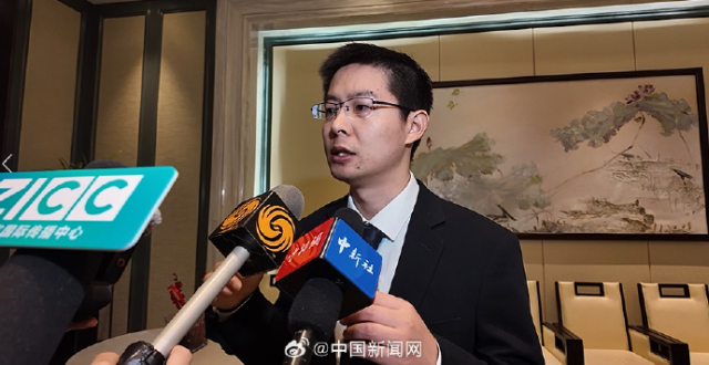德国总理参观宇树科技，奔驰、宝马CEO围观中国机器人：一个踮脚看，一个录视频发给家人_腾讯新闻