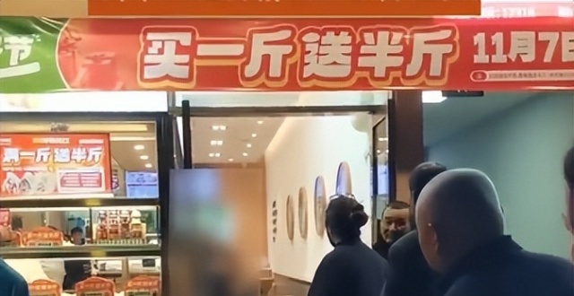 男子怀疑少一个饺子怒砸店铺，商家：放弃追偿缩略图