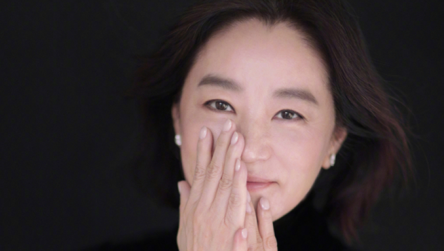 68岁林青霞近照曝光,时隔8年再登杂志封面,骨相绝美自信优雅