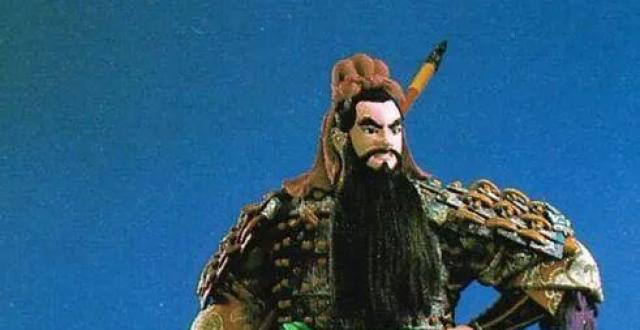 《三国演义》关羽手握青龙偃月刀，而历史上关羽用什么兵器_腾讯新闻