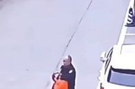 小心街头扒手出没，幸有警察出击 两名小偷尾随美女正欲行窃 ，警察神速赶到，当场捕获_腾讯新闻