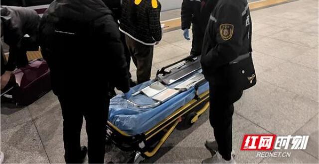 高铁上一孕妇腹痛出血，列车长紧急救助_腾讯新闻