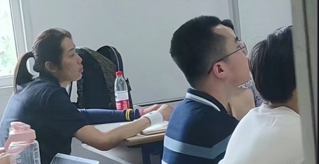 女排朱婷北师大上课曝光！同学晒合照：一学期不翘课，签名太抽象_腾讯新闻
