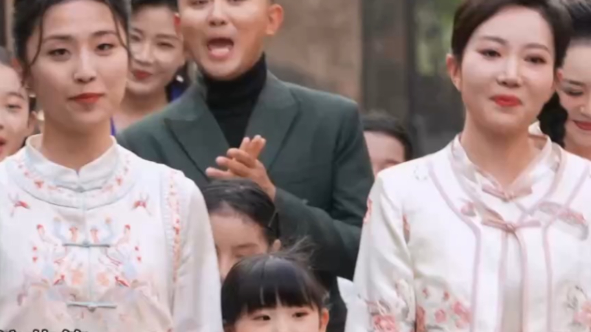 黄欣、贾媛甜嗓对唱《编花篮》，歌声太甜了，勾出你童年的蝴蝶结_腾讯新闻