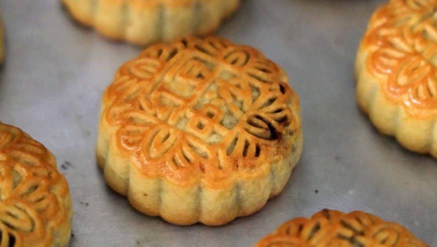 韶关红中月饼:小饼如嚼月,中有酥与饴