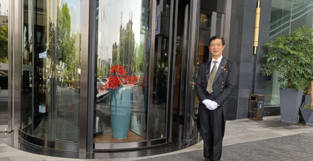 掌握5国问候语，72岁长沙大爷是“酒店门童”也是“微笑大使”_腾讯新闻
