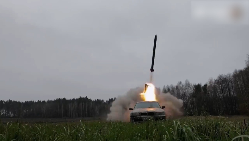 罕见！乌军爆改宝马7系充当底盘豪车装上大口径火箭炮火力全开