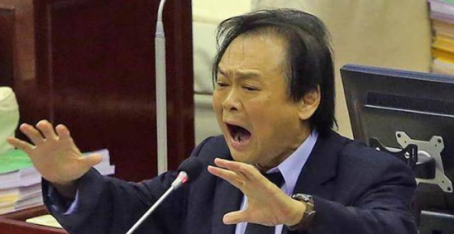民进党民代王世坚金句被改编为神曲爆红：“本来应该从从容容游刃有余……”，网友：华语乐坛有救了！本人回应：叹为观止！_腾讯新闻