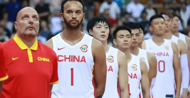 中国男篮正式无缘巴黎奥运！收官战又遭打击：周琦受伤离场返回更衣室_腾讯新闻