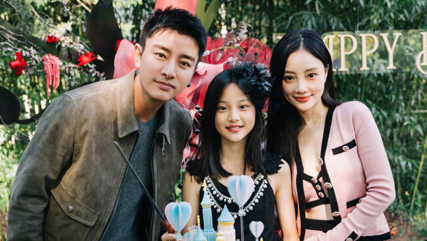 甜馨11岁生日,贾乃亮李小璐晒一家三口甜蜜合照,画面温馨