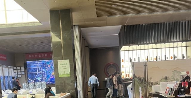 直击国庆假期楼市 | 西安：热门楼盘人气更旺，外地购房团也来“凑热闹”_腾讯新闻