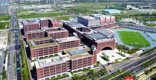 揭牌启用！南京外国语学校南部新城校区迎来首批学生_腾讯新闻