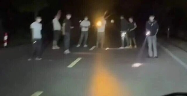 国道上多名男子持手电筒拦车，广西靖西通报缩略图